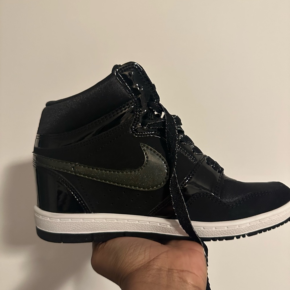 Nike’s Women’s Force Sky High Black
